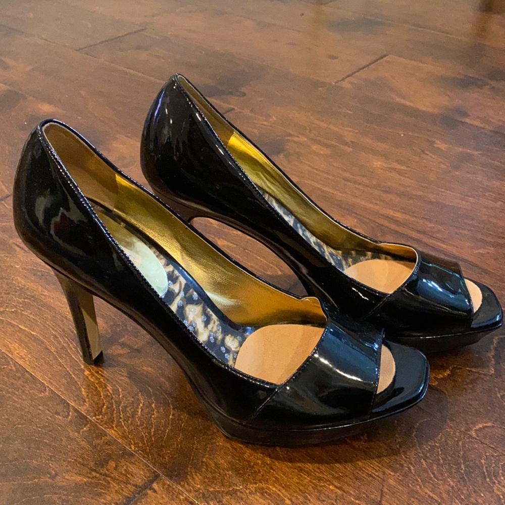 Guess black patent leather heels